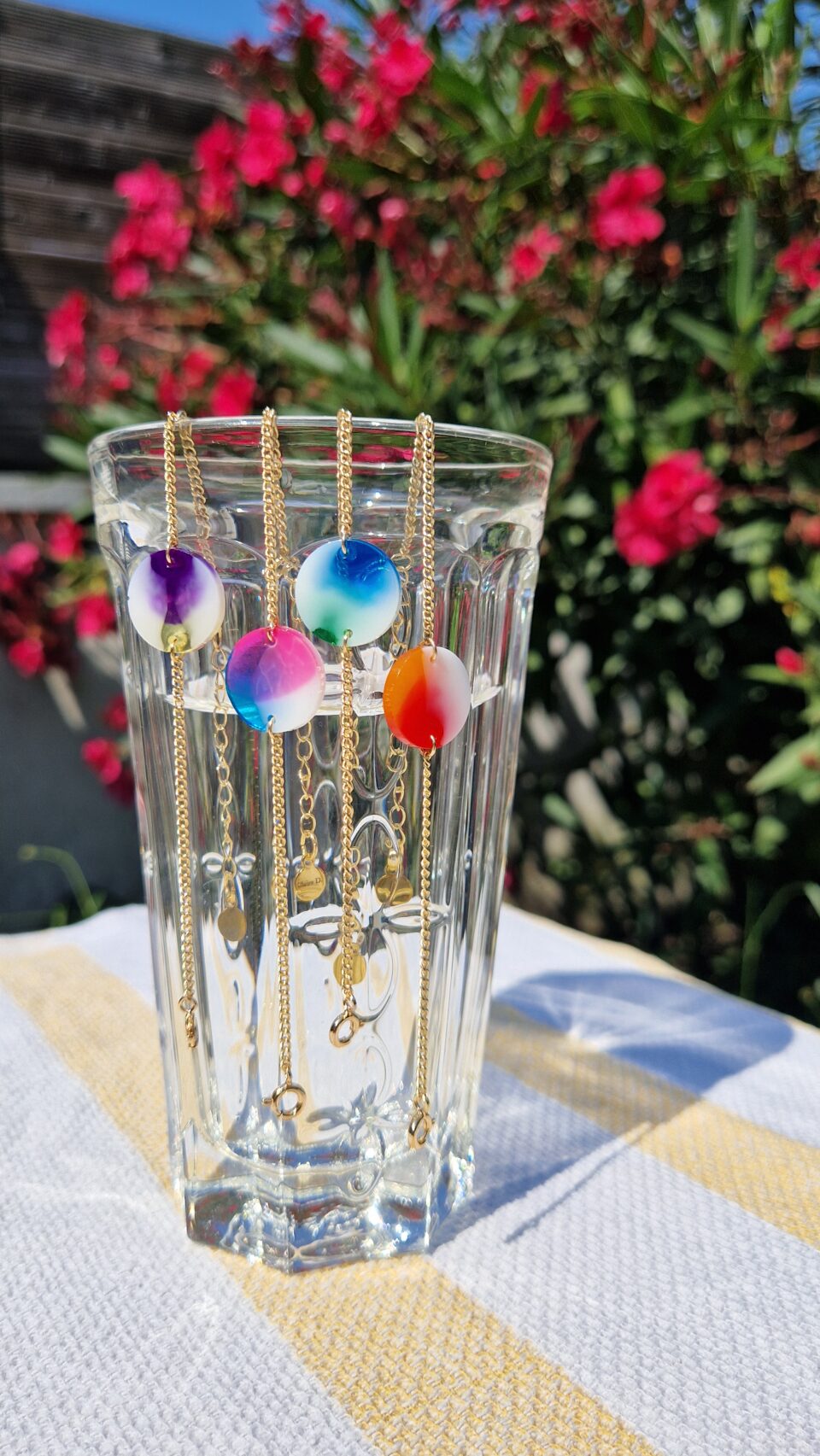 Bracelets composés d'un rond de résine colorés (toutes les gammes) et d'une chaine fine plaquée or 14k