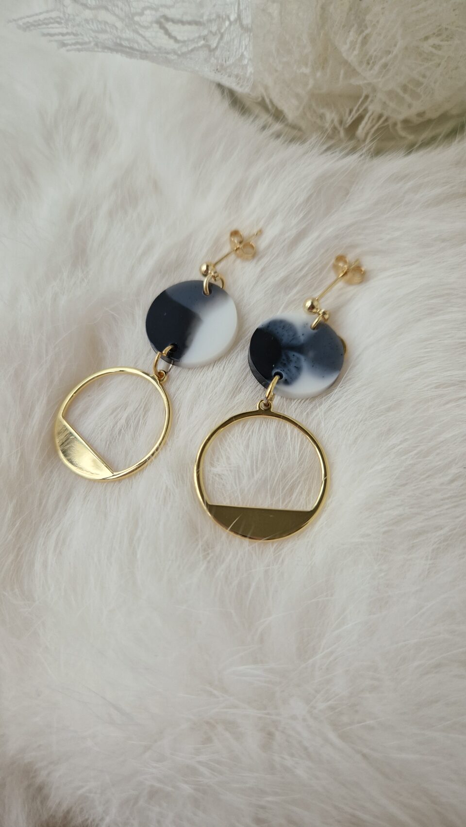 Boucles d'oreilles (fermoirs puces plaqué or 14k) avec ronds de résine (noir, gris et blanc) et pampilles rondes plaqué or 14k