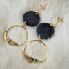 Boucles d'oreilles (fermoirs puces plaqué or 14k) avec ronds de résine noire avec insert de paillettes holographiques et pampilles rondes plaqué or 14k
