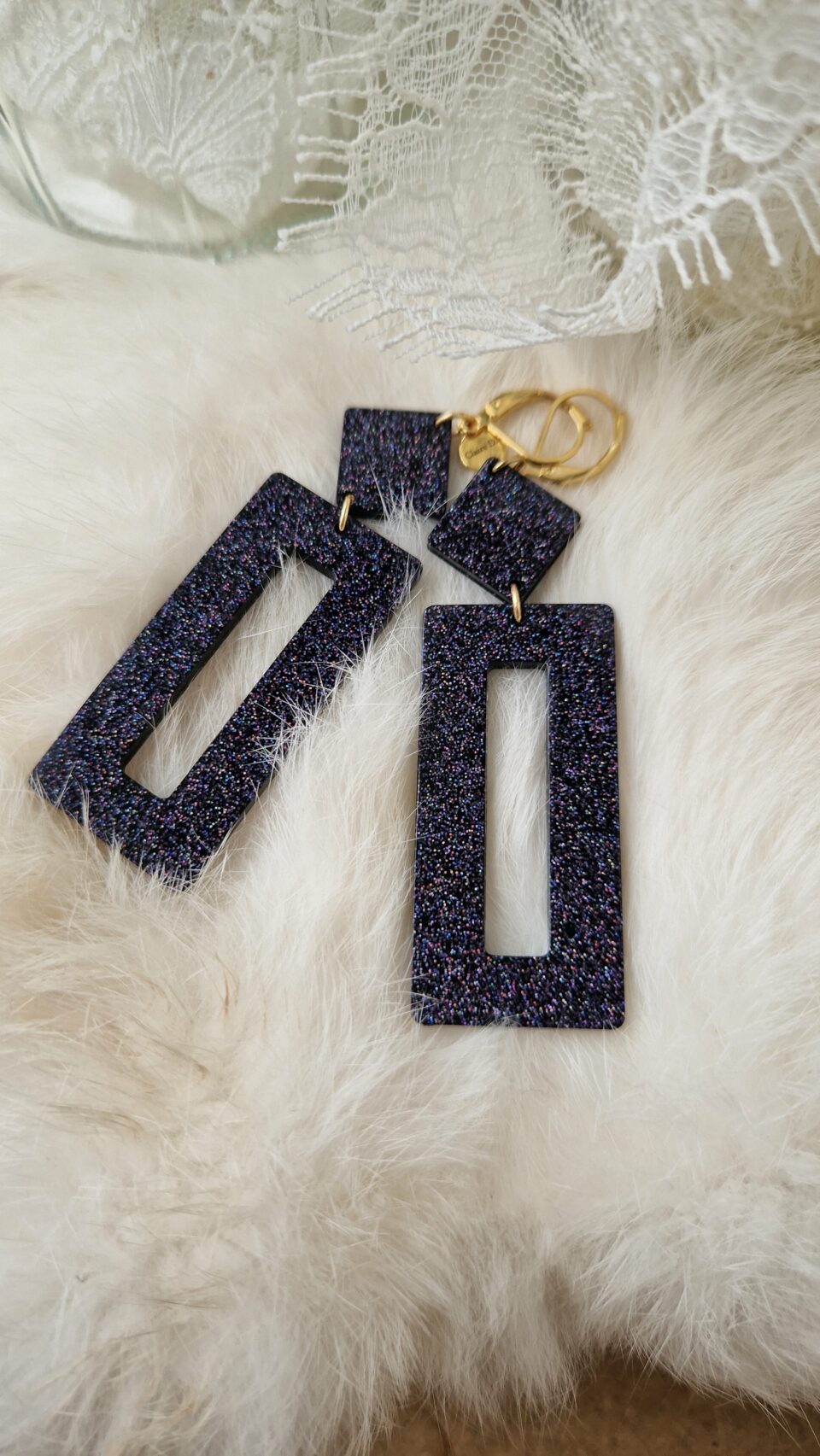 Boucles d'oreilles (fermoirs dormeuse plaqué or 24k) en résine noire avec insert de paillettes holographiques composée d'un petit carré et d'un rectangle plus long