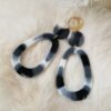 Boucles d'oreilles (fermoirs dormeuse plaqué or 24k) en résine noir, gris et blanc composée d'un petit rond et d'un ovale asymétrique plus grand