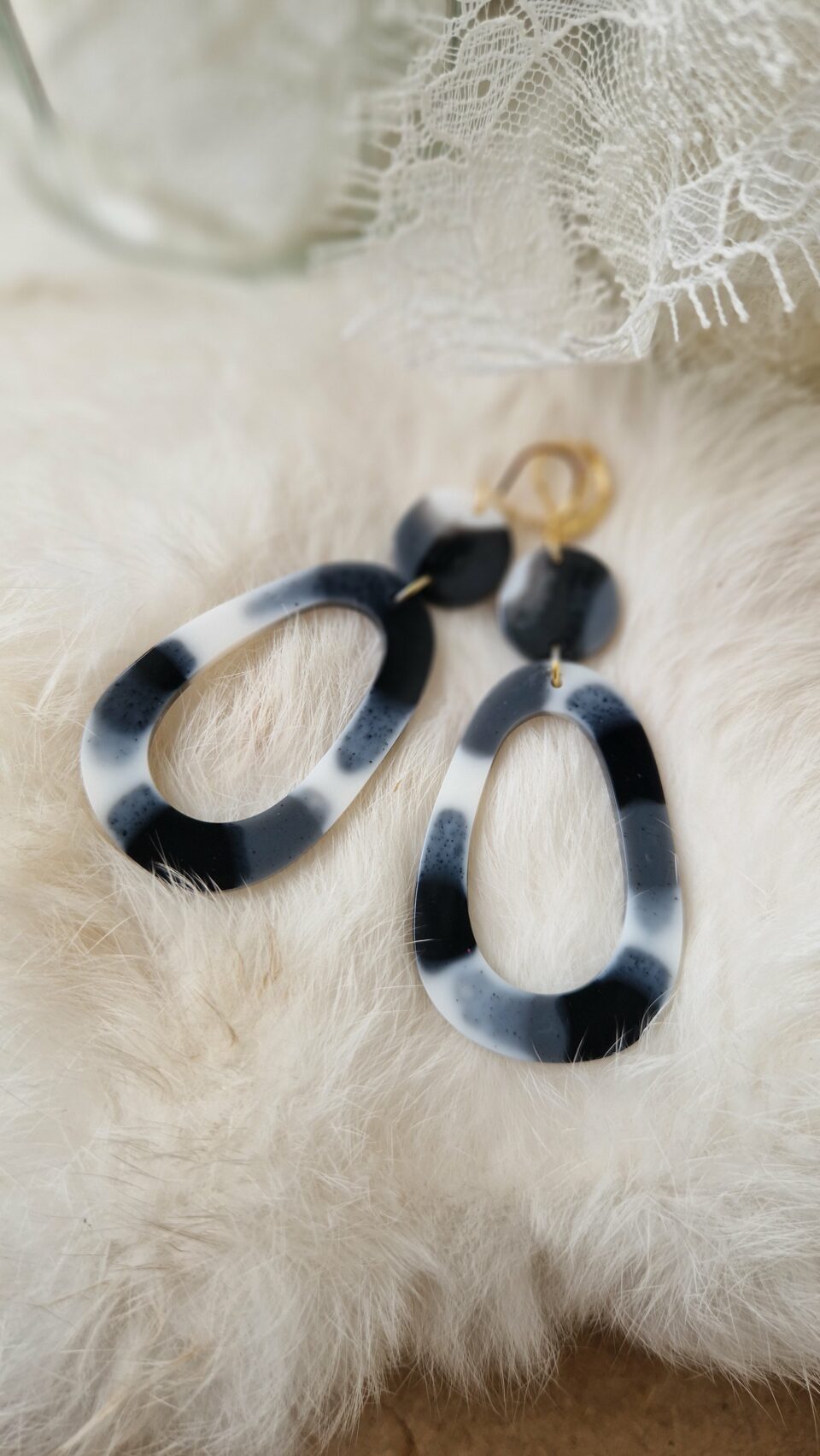 Boucles d'oreilles (fermoirs dormeuse plaqué or 24k) en résine noir, gris et blanc composée d'un petit rond et d'un ovale asymétrique plus grand