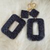 Boucles d'oreilles (fermoirs dormeuse plaqué or 24k) en résine noire avec insert de paillettes holographiques composée d'un petit carré et d'un carré plus grand