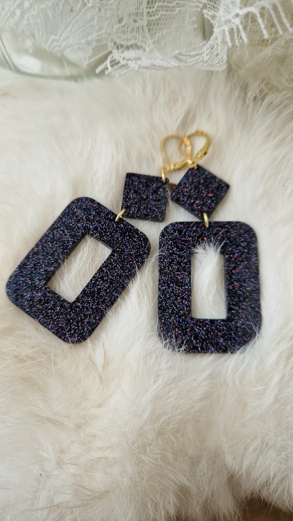 Boucles d'oreilles (fermoirs dormeuse plaqué or 24k) en résine noire avec insert de paillettes holographiques composée d'un petit carré et d'un carré plus grand