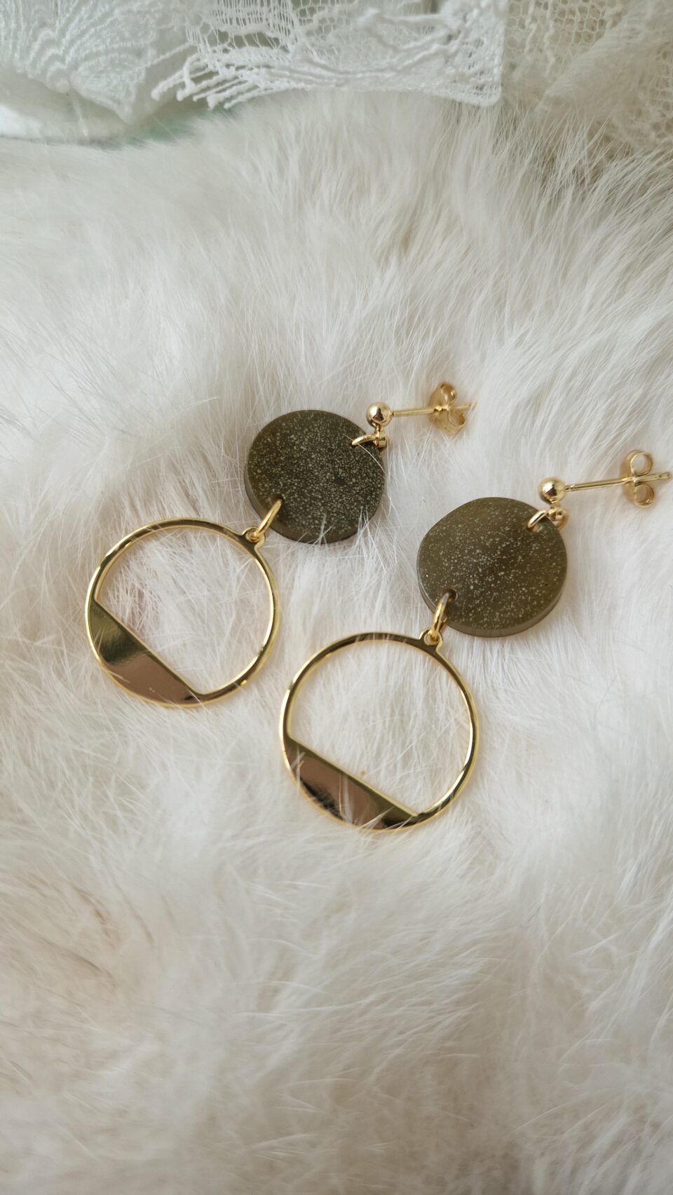 Boucles d'oreilles (fermoirs puces plaqué or 14k) avec ronds de résine kaki (teinté à l'argile verte) et pampilles rondes plaqué or 14k