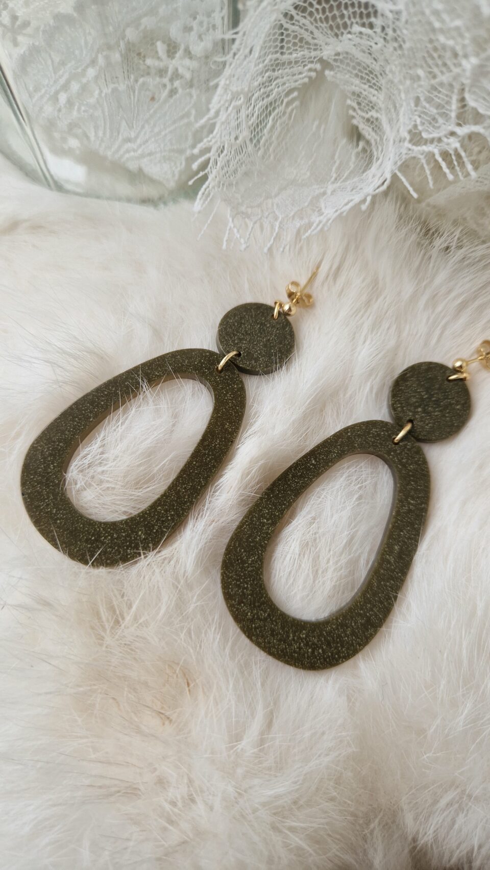 Boucles d'oreilles (fermoirs puces plaqué or 14k) en résine kaki composée d'un petit rond et d'un ovale asymétrique plus grand