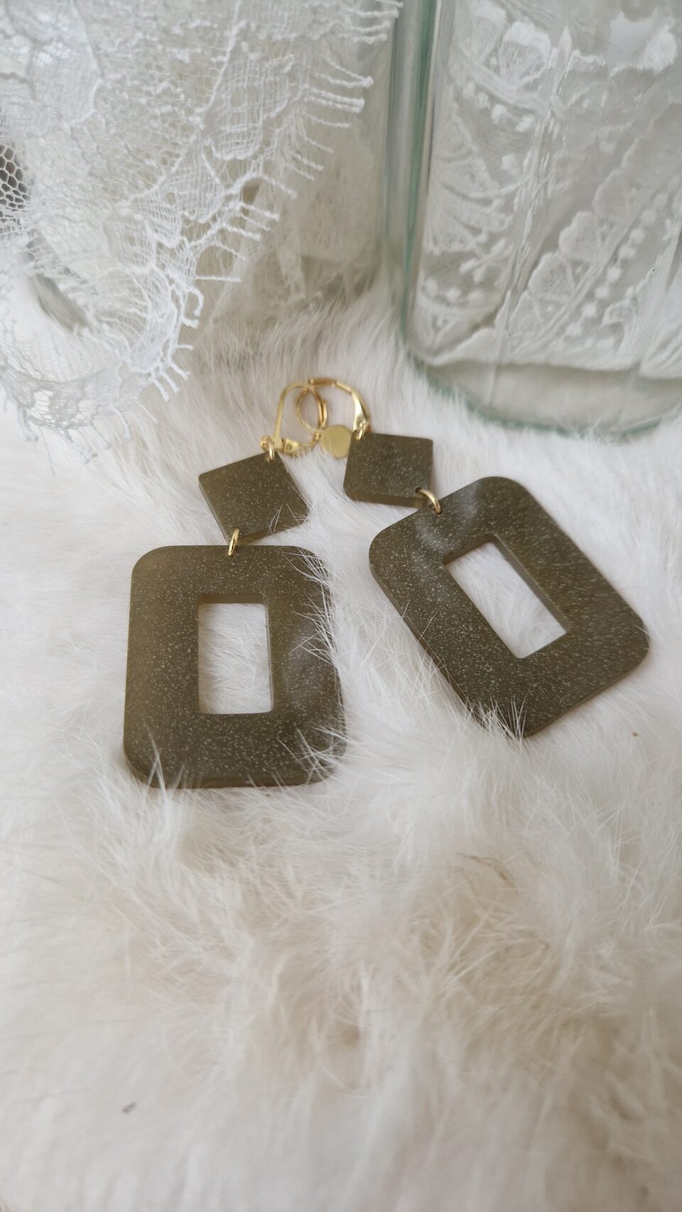 Boucles d'oreilles (fermoirs dormeuse plaqué or 24k) en résine kaki composée d'un petit carré et d'un carré plus grand