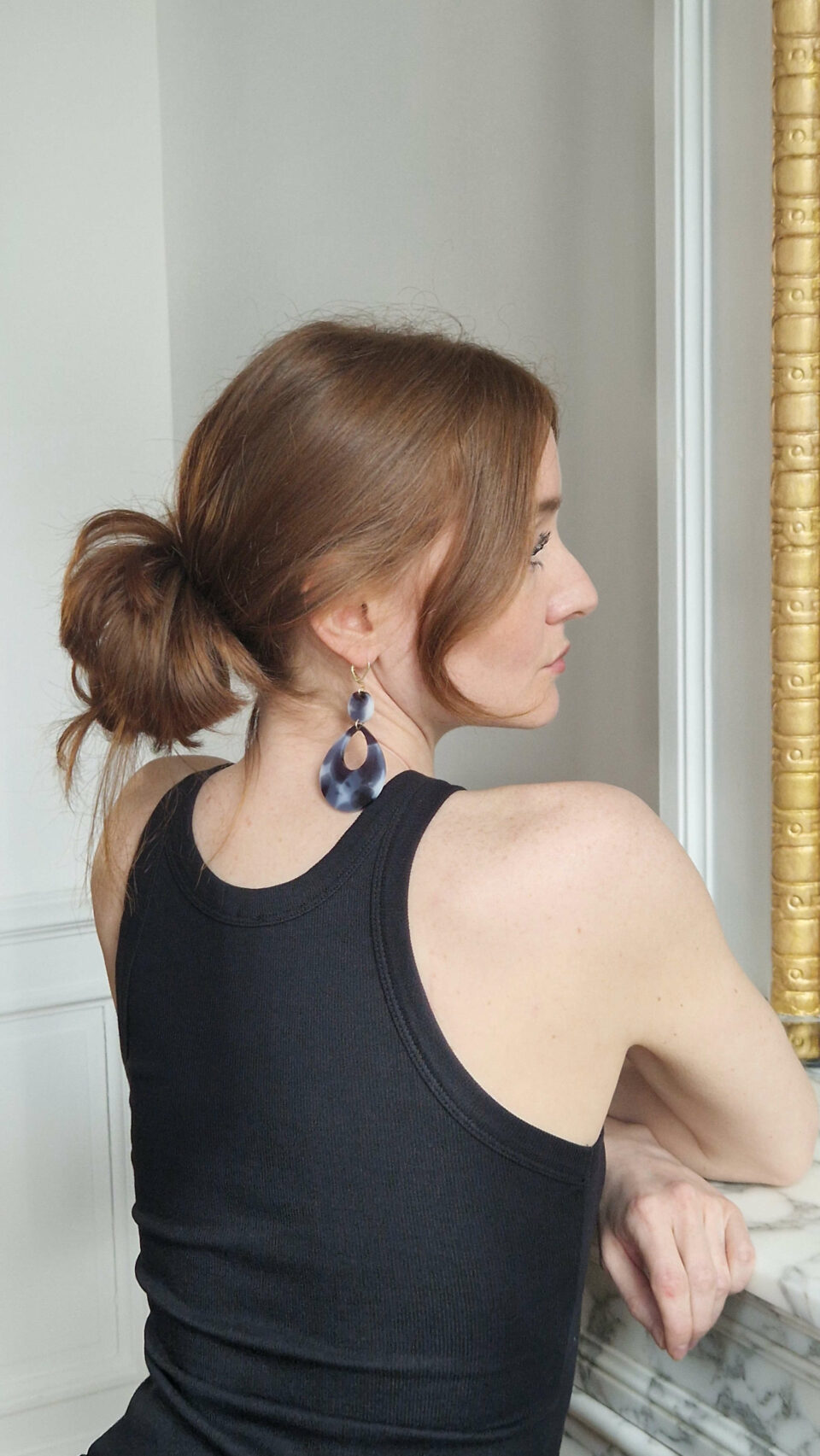 Boucles d'oreilles (fermoirs dormeuse plaqué or 24k) en résine (noir, gris, blanc) composée d'un petit rond et d'un ovale plus large. Portées sur mannequin.