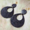 Boucles d'oreilles (fermoirs puces plaqué or 14k) en résine noire avec insert de paillettes holographiques composée d'un petit rond et d'un ovale plus large