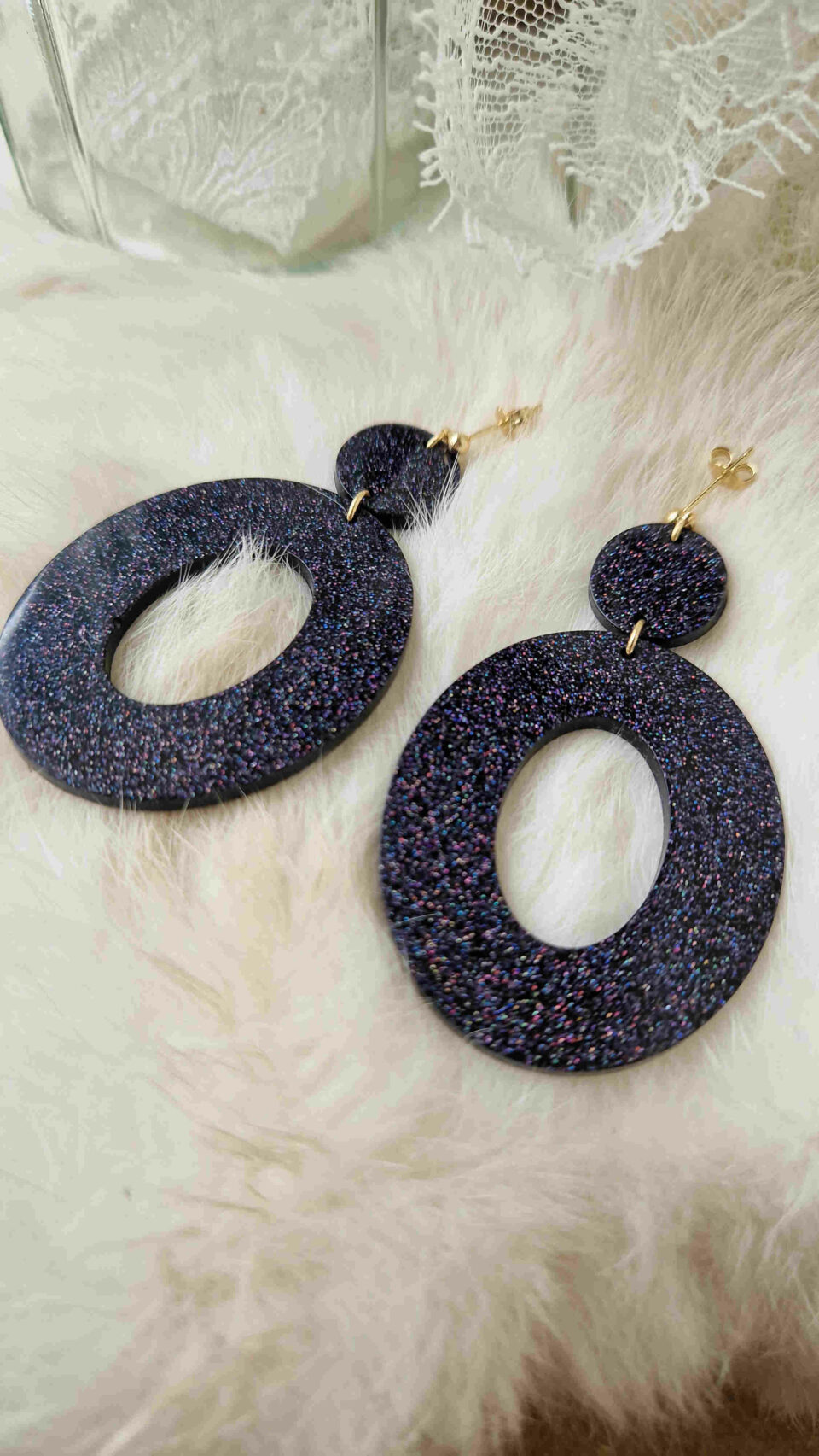 Boucles d'oreilles (fermoirs puces plaqué or 14k) en résine noire avec insert de paillettes holographiques, composée d'un petit rond et d'un rond plus large