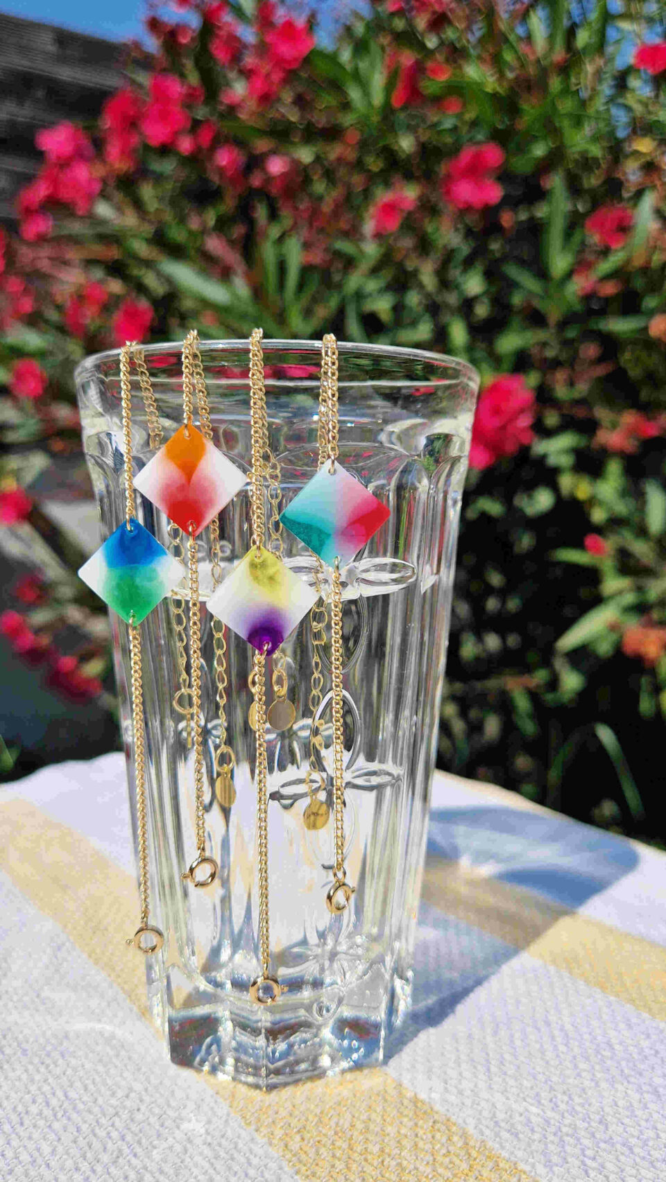 Bracelets composés d'un carré de résine colorés (toutes les gammes) et d'une chaine fine plaquée or 14k