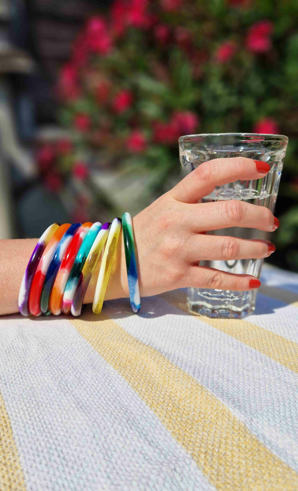 Accumulation de joncs colorés (portés)