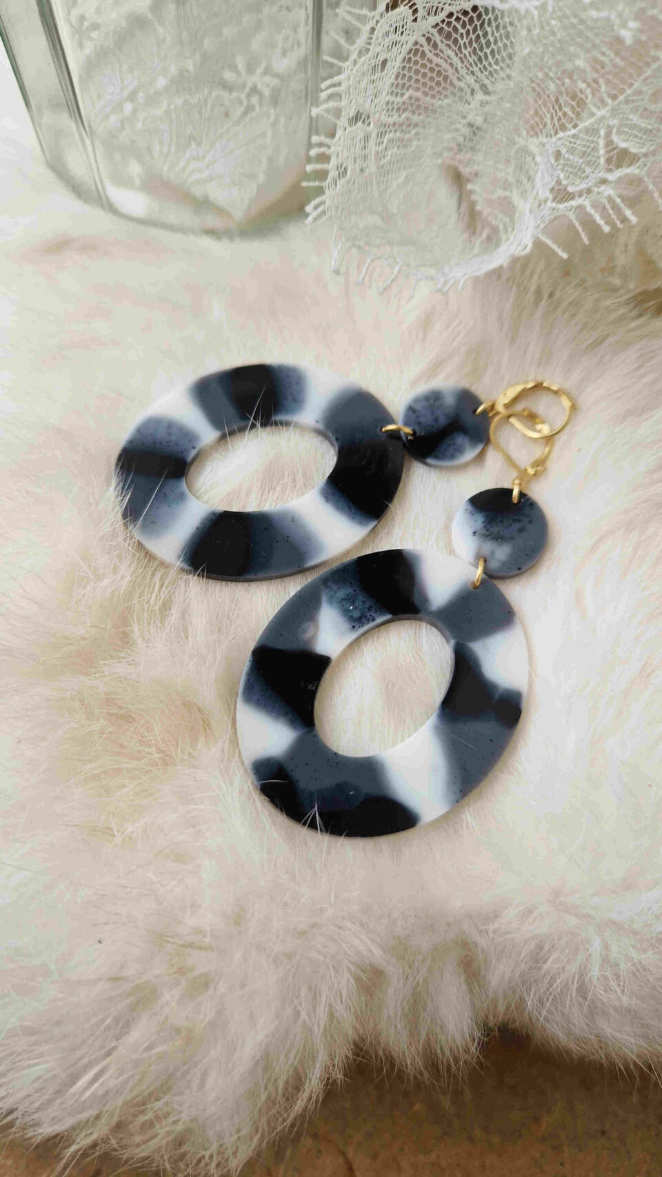 Boucles d'oreilles (fermoirs dormeuses plaqué or 24k) en résine (noir, gris, blanc) composée d'un petit rond et d'un rond plus large