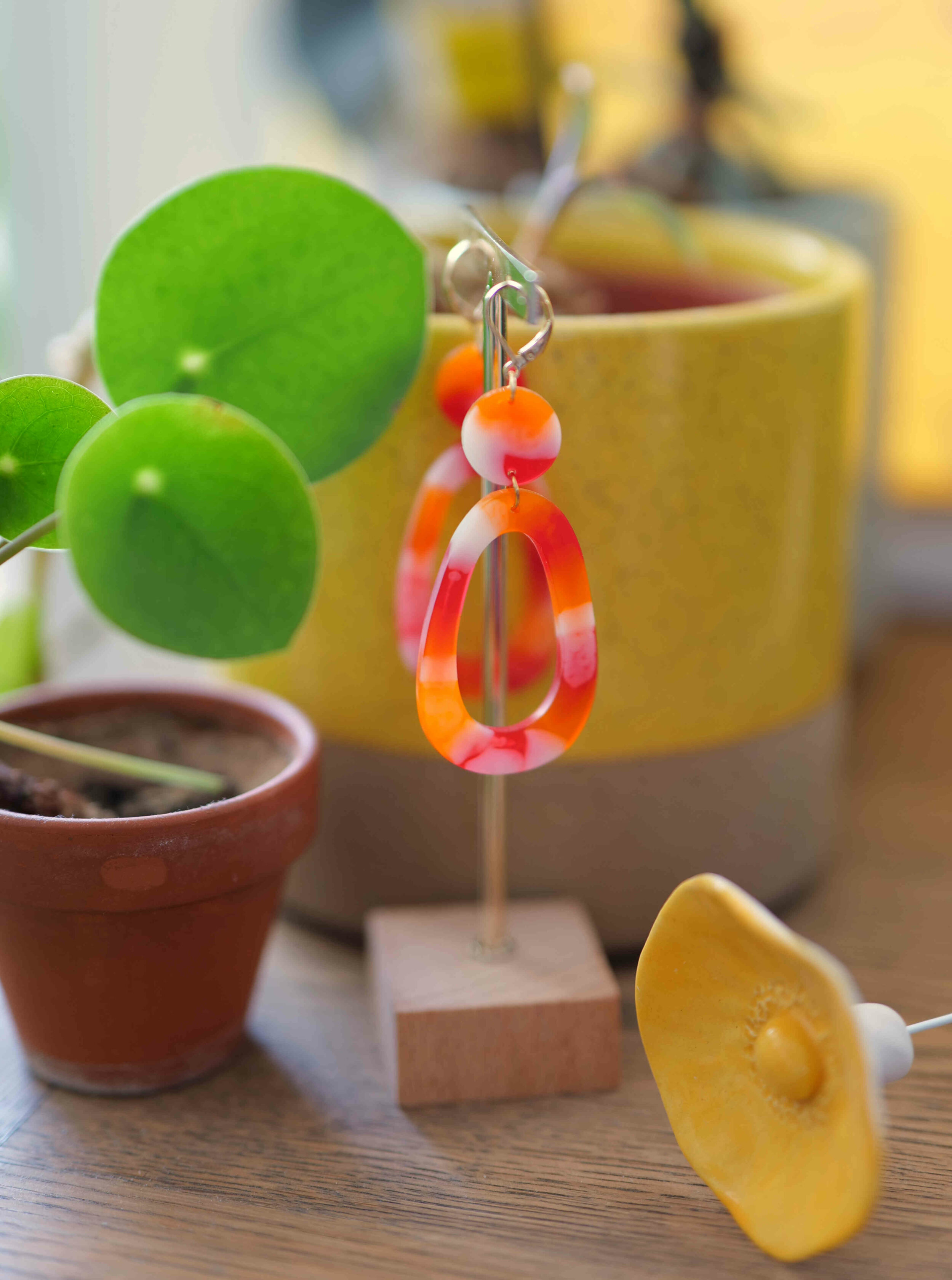 Boucles d'oreilles (fermoirs dormeuse plaqué or 24k) en résine colorée (rouge, orange, blanc) composée d'un petit rond et d'un ovale asymétrique plus grand