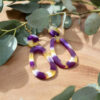 Boucles d'oreilles (fermoirs dormeuse plaqué or 24k) en résine colorée (violet, jaune, blanc) composée d'un petit rond et d'un ovale asymétrique plus grand