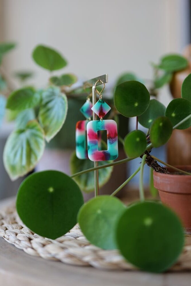 Boucles d'oreilles (fermoirs dormeuse plaqué or 24k) en résine colorée (bleu, rose, blanc) composée d'un petit carré et d'un carré plus grand.