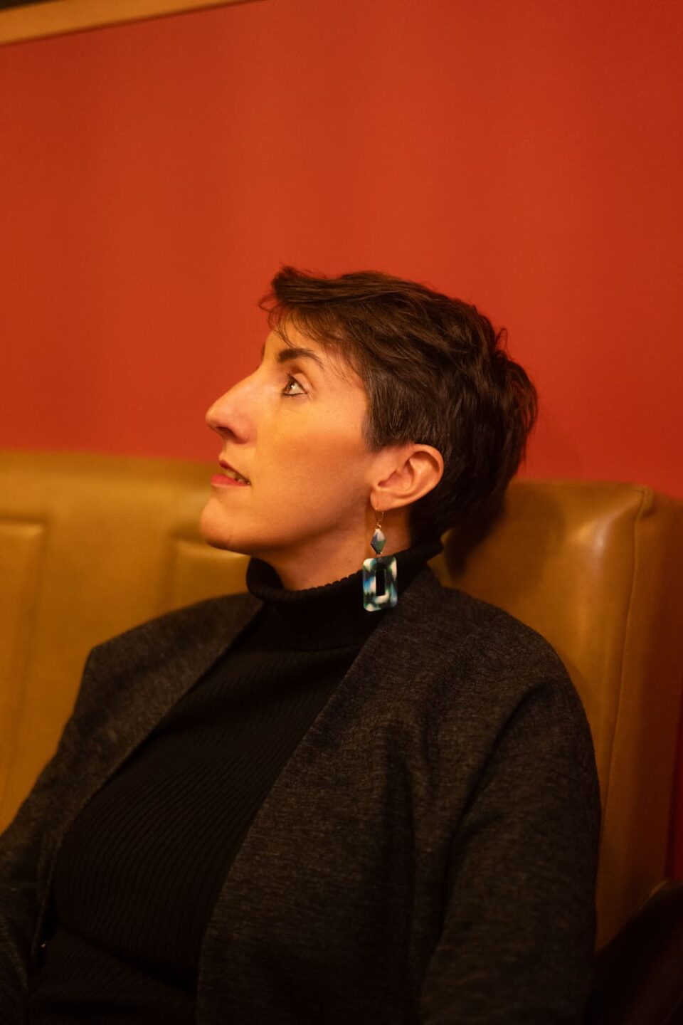 Boucles d'oreilles (fermoirs dormeuse plaqué or 24k) en résine colorée (bleu, vert, blanc) composée d'un petit carré et d'un carré plus grand. Portées par une mannequin.