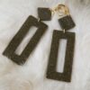 Boucles d'oreilles (fermoirs dormeuse plaqué or 24k) en résine kaki composée d'un petit carré et d'un rectangle plus long