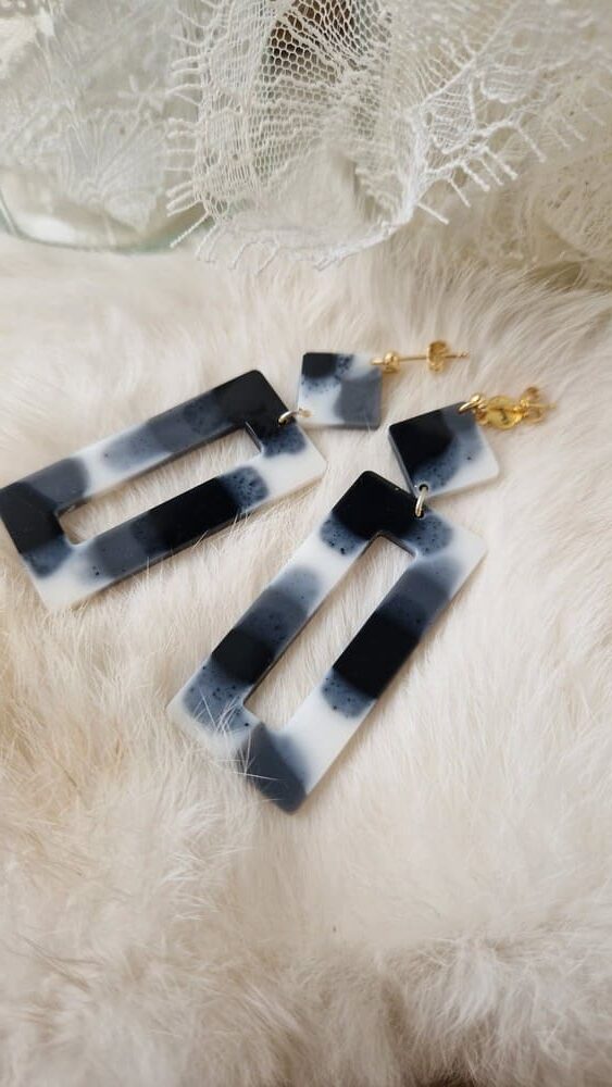 Boucles d'oreilles (fermoirs dormeuse plaqué or 24k) en résine (noir, gris, blanc) composée d'un petit carré et d'un rectangle plus long