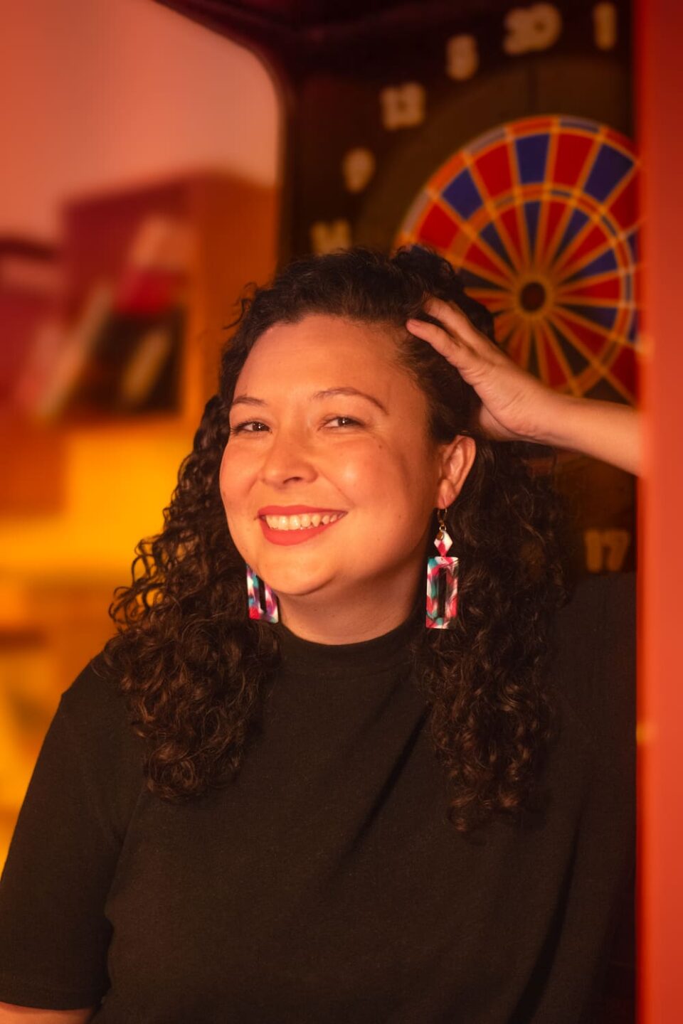 Boucles d'oreilles (fermoirs dormeuse plaqué or 24k) en résine colorée (bleu, rose, blanc) composée d'un petit carré et d'un rectangle plus long. Portées par une mannequin.