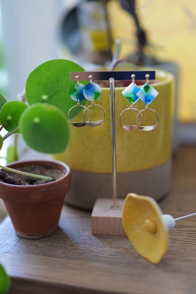 Deux paires de boucles d'oreilles (fermoirs puces plaqué or 14k) avec ronds er carrés de résine colorée (bleu, vert, blanc) et pampilles rondes plaqué or 14k