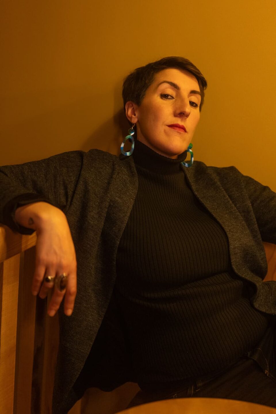 Boucles d'oreilles (fermoirs dormeuse plaqué or 24k) en résine colorée (vert, bleu, blanc) composée d'un petit rond et d'un ovale asymétrique plus grand. Portées par une mannequin.