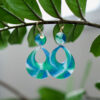 Boucles d'oreilles (fermoirs dormeuse plaqué or 24k) en résine colorée (vert, bleu, blanc) composée d'un petit rond et d'un ovale plus large