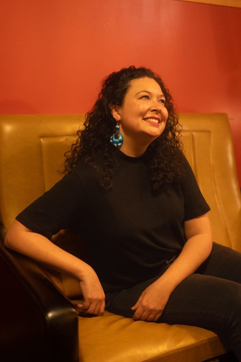 Boucles d'oreilles (fermoirs dormeuse plaqué or 24k) en résine colorée (vert, bleu, blanc) composée d'un petit rond et d'un ovale plus large. Portées par une mannequin.