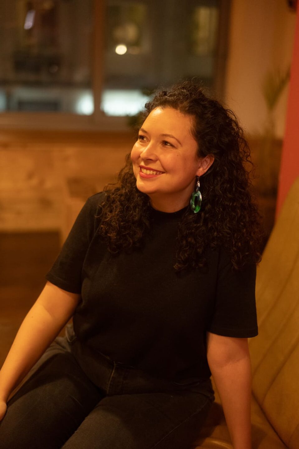 Boucles d'oreilles (fermoirs dormeuse plaqué or 24k) en résine colorée (vert, bleu, blanc) composée d'un petit rond et d'un rond plus large. portées par une mannequin.
