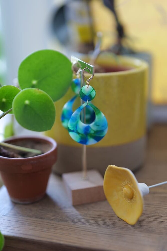 Boucles d'oreilles (fermoirs dormeuse plaqué or 24k) en résine colorée (vert, bleu, blanc) composée d'un petit rond et d'un ovale plus large