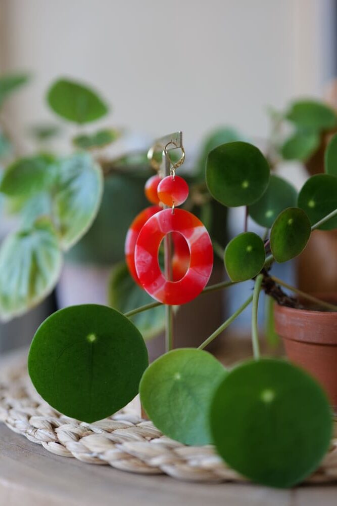 Boucles d'oreilles (fermoirs dormeuse plaqué or 24k) en résine colorée (rouge, orange, blanc) composée d'un petit rond et d'un rond plus large.