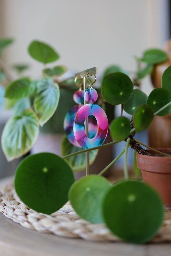 Boucles d'oreilles (fermoirs dormeuse plaqué or 24k) en résine colorée (bleu, rose, blanc) composée d'un petit rond et d'un rond plus large.