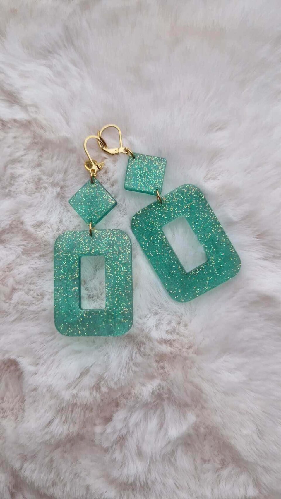 Boucles d'oreilles (fermoirs dormeuse plaqué or 24k) en résine verte à paillettes composée d'un petit carré et d'un carré plus grand.