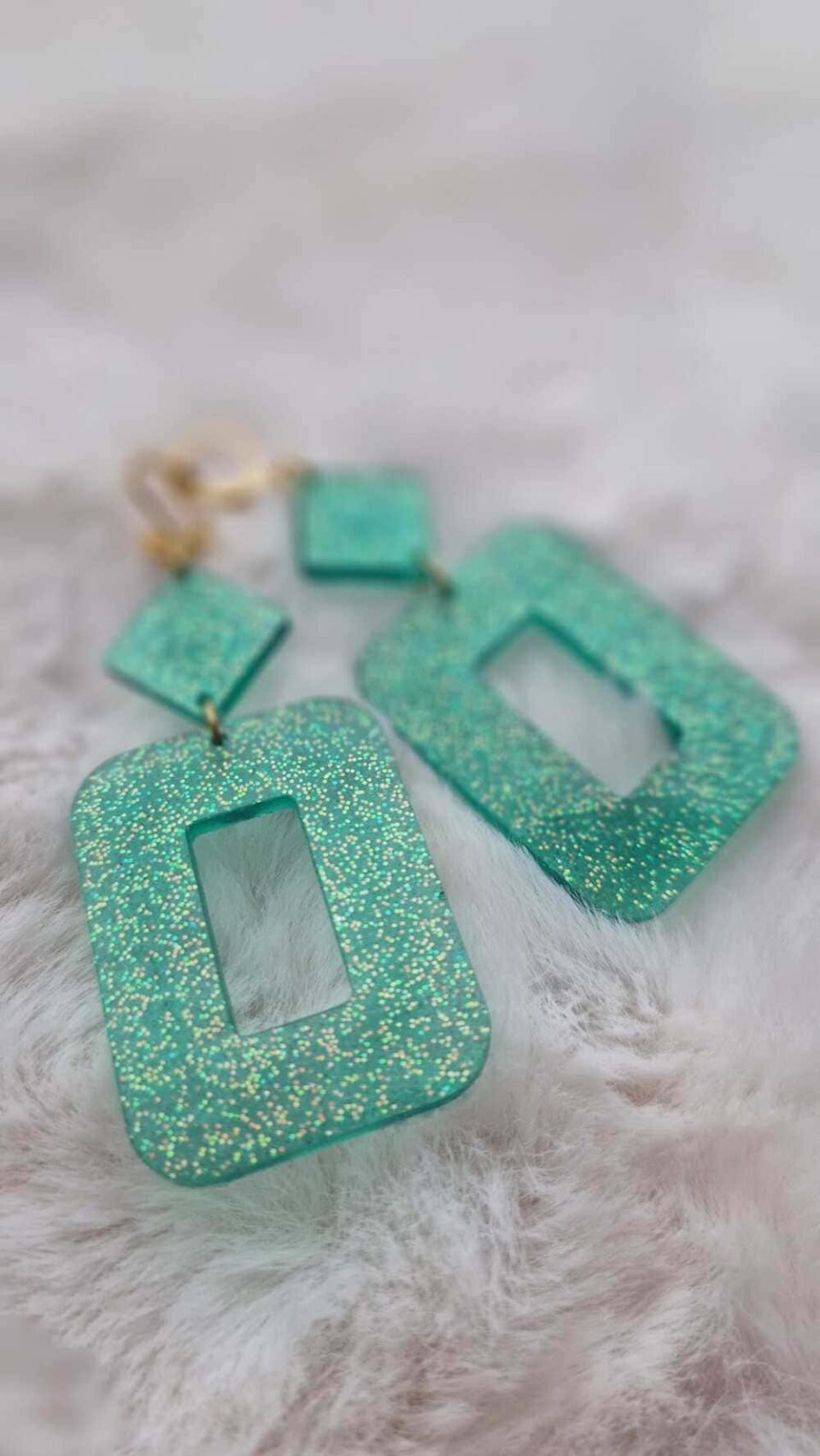 Boucles d'oreilles (fermoirs dormeuse plaqué or 24k) en résine verte à paillettes composée d'un petit carré et d'un carré plus grand.