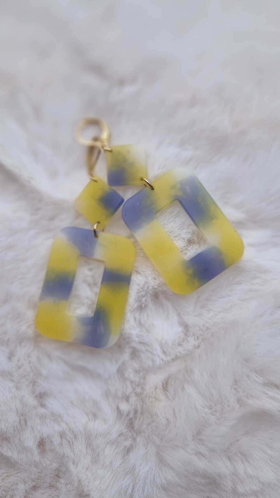 Boucles d'oreilles (fermoirs dormeuse plaqué or 24k) en résine colorée (mauve, jaune, blanc) composée d'un petit carré et d'un carré plus grand.