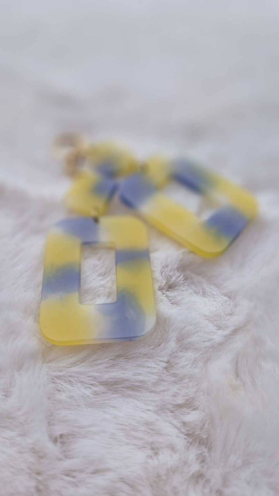 Boucles d'oreilles (fermoirs dormeuse plaqué or 24k) en résine colorée (mauve, jaune, blanc) composée d'un petit carré et d'un carré plus grand.