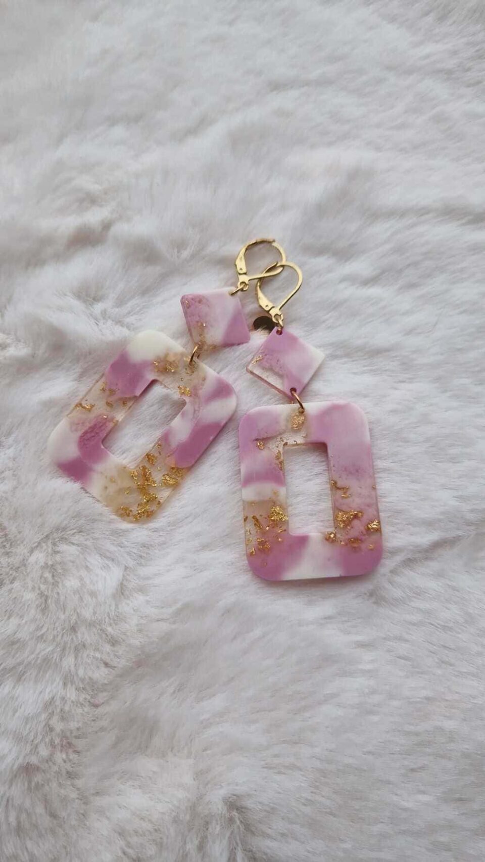 Boucles d'oreilles (fermoirs dormeuse plaqué or 24k) en résine colorée (rose, blanc et inclusion de feuilles d'or) composée d'un petit carré et d'un carré plus grand.