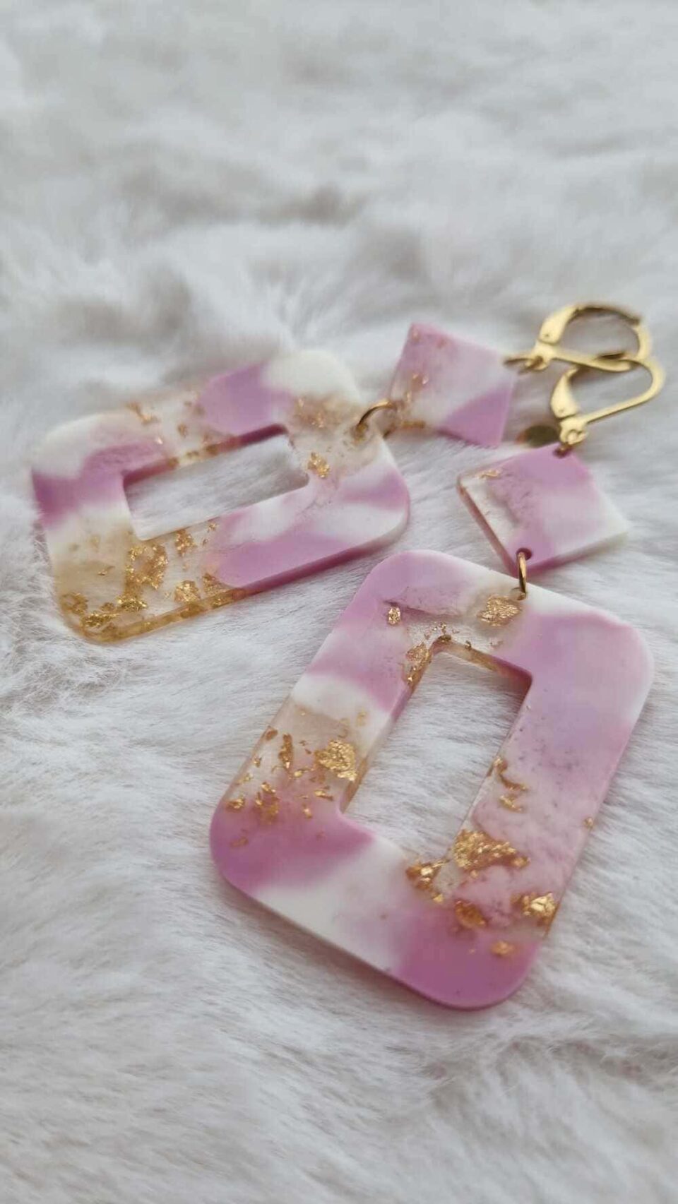 Boucles d'oreilles (fermoirs dormeuse plaqué or 24k) en résine colorée (rose, blanc et inclusion de feuilles d'or) composée d'un petit carré et d'un carré plus grand.