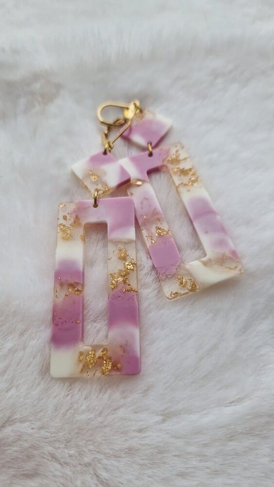 Boucles d'oreilles (fermoirs dormeuses plaqué or 24k) en résine (rose, blanc et inclusion de feuilles d'or) d'un petit carré et d'un rectangle plus long.