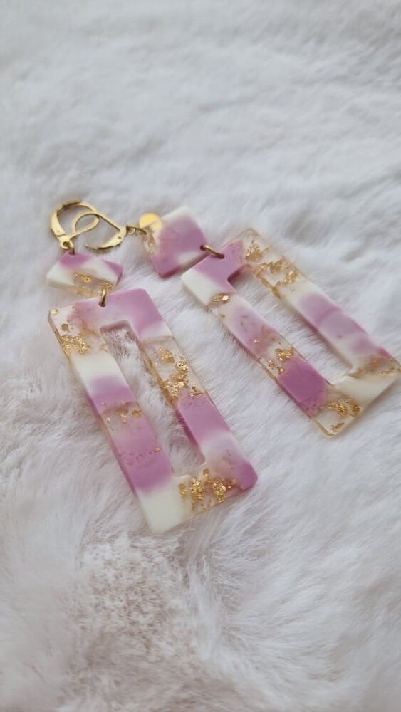 Boucles d'oreilles (fermoirs dormeuses plaqué or 24k) en résine (rose, blanc et inclusion de feuilles d'or) d'un petit carré et d'un rectangle plus long.