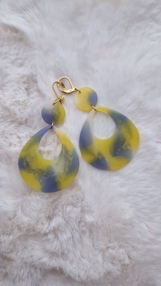 Boucles d'oreilles (fermoirs dormeuse plaqué or 24k) en résine colorée (mauve, jaune, blanc) composée d'un petit rond et d'un ovale plus large.